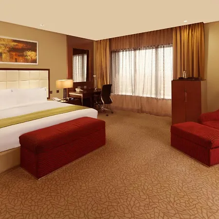 Holiday Inn Cochin By Ihg Kochi Room photo A room at the hotel