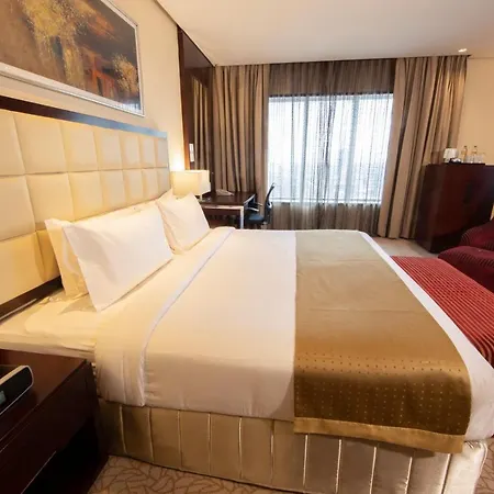 Holiday Inn Cochin By Ihg Kochi Exterior photo A room at the hotel