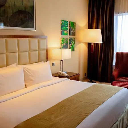 Holiday Inn Cochin By Ihg Kochi Exterior photo A room at the hotel