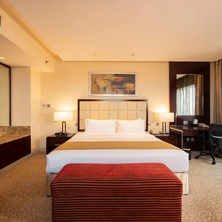 Holiday Inn Cochin By Ihg Kochi Exterior photo A bedroom at the Taj Bengal