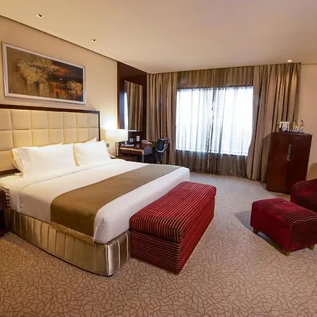 Holiday Inn Cochin By Ihg Kochi Exterior photo A bedroom at the hotel