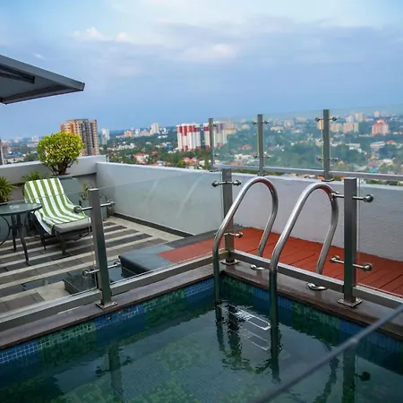 Holiday Inn Cochin By Ihg Kochi Exterior photo Rooftop pool at the hotel