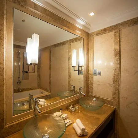Holiday Inn Cochin By Ihg Kochi Exterior photo Bathroom mirror