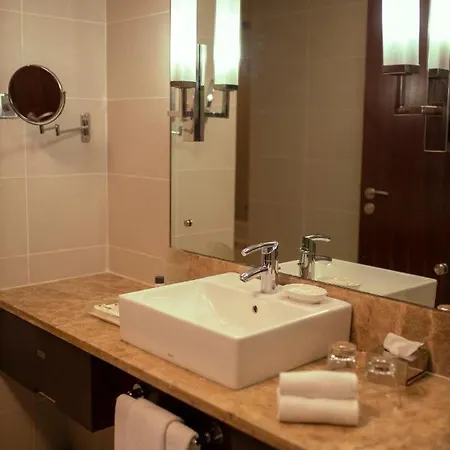 Holiday Inn Cochin By Ihg Kochi Exterior photo Bathroom