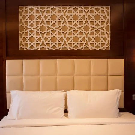 Holiday Inn Cochin By Ihg Kochi Exterior photo A bedroom at the hotel
