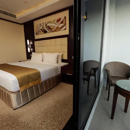 Holiday Inn Cochin By Ihg Kochi Exterior photo