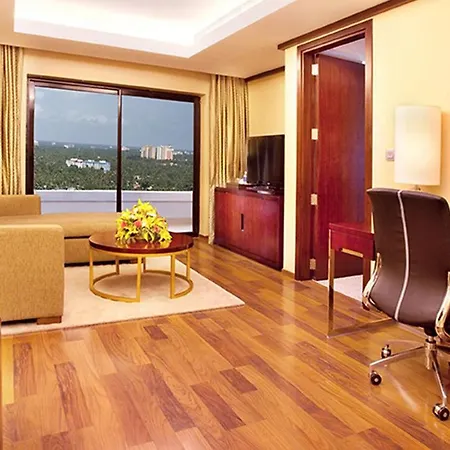 Holiday Inn Cochin By Ihg Kochi Exterior photo Suite