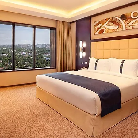 Holiday Inn Cochin By Ihg Kochi Exterior photo Suite