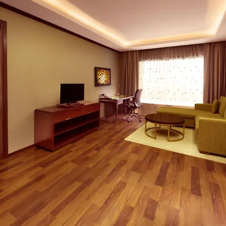 Holiday Inn Cochin By Ihg Kochi Exterior photo Suite